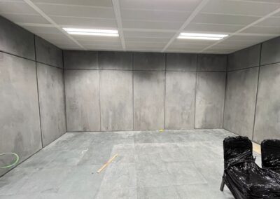 Sala vacía con paredes de imitación de hormigón