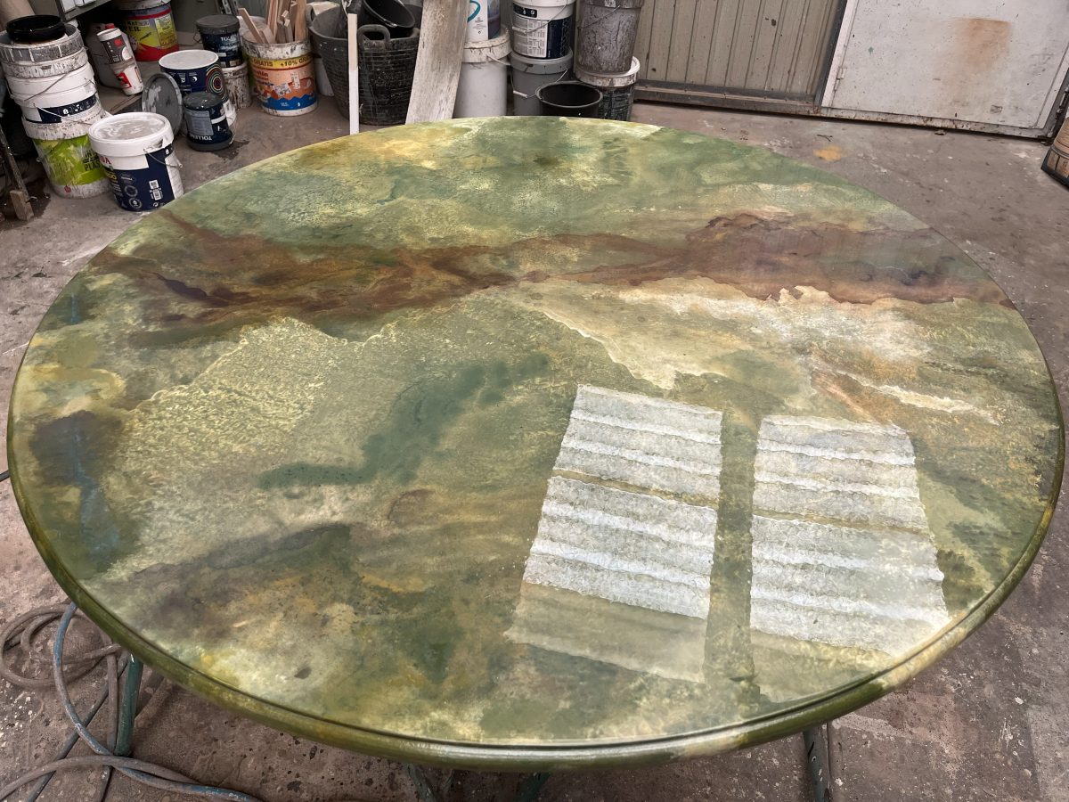 Mesa redonda pintada en el taller imitando mármol verde veteado