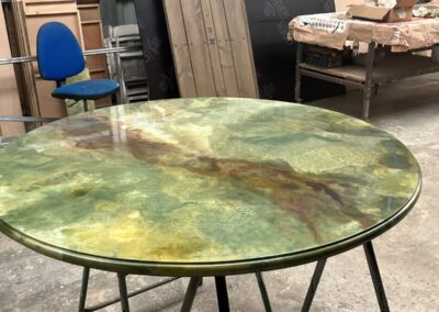Mesa redonda imitando mármol verde, en el taller