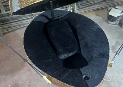 Balón de pedrería abierto en dos mitades, con el interior tapizado en negro