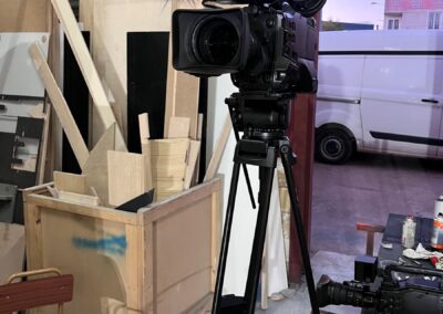 Cámara de vídeo de atrezzo montada en un trípode en el taller