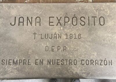 Lápida de piedra con la inscripción Jana Expósito, Luján 1916