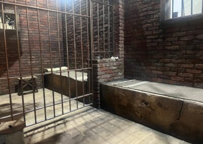 Celdas de ladrillo con bancos de obra y rejas de hierro