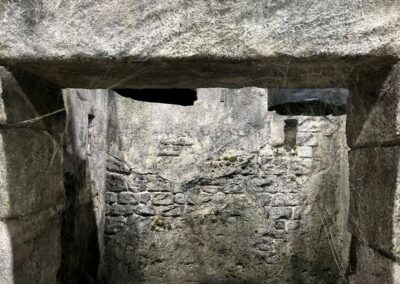Hueco de paso entre bloques de piedra que da a un muro de mampostería