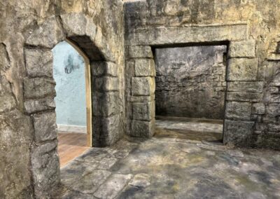 Arcos de piedra envejecida que dan paso a la habitación secreta