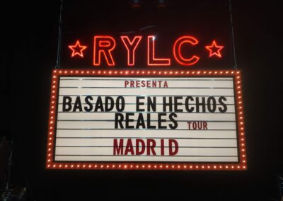 Cartel luminoso de marquesina con bombillas: «Basado en hechos reales tour, Madrid»