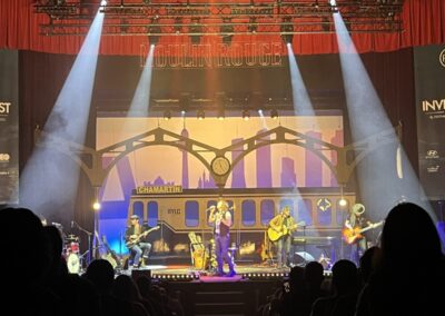 Concierto de Rulo y la Contrabanda ante la escenografía de estación y vagón de tren