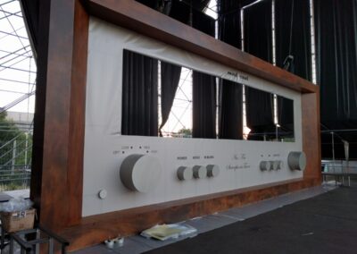 Frontal de radio antigua gigante con diales, montado sobre el escenario