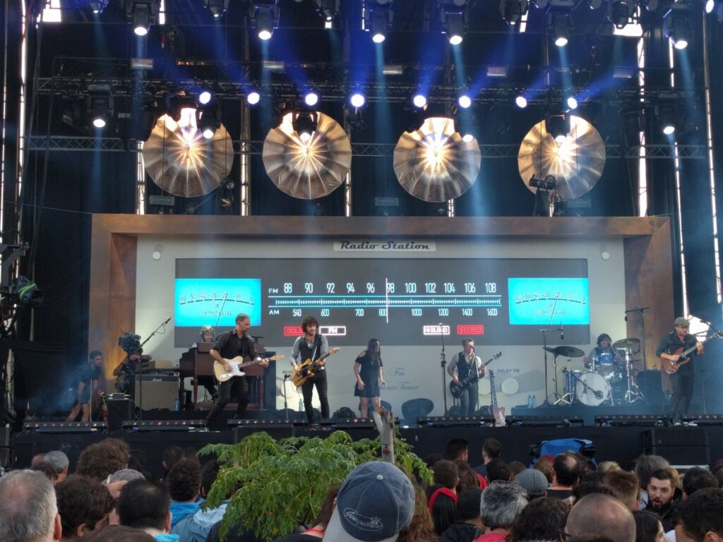 Escenario del Mad Cool con un frontal de radio antigua gigante y cuatro altavoces de gramófono