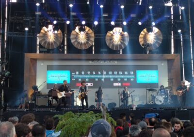 Escenario del Mad Cool con un frontal de radio antigua gigante y cuatro altavoces de gramófono