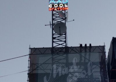 Torre con el rótulo luminoso Mad Cool Station sobre el escenario