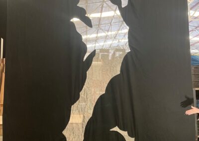 Telón negro con un caballito de mar recortado en blanco, colgado en la nave