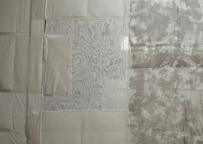Detalle del telón blanco con texturas pintadas a mano