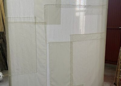 Tótem forrado de tela blanca en el taller