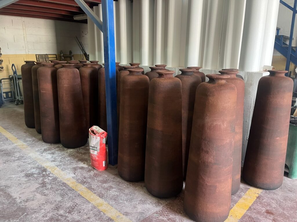 Serie de ánforas de barro ficticias alineadas en el taller