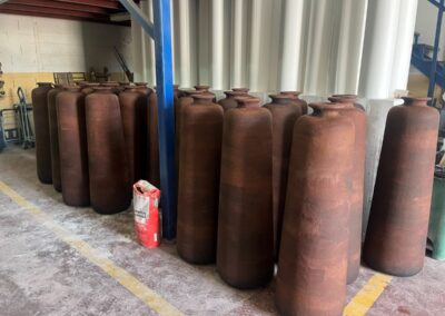 Serie de ánforas de barro ficticias alineadas en el taller