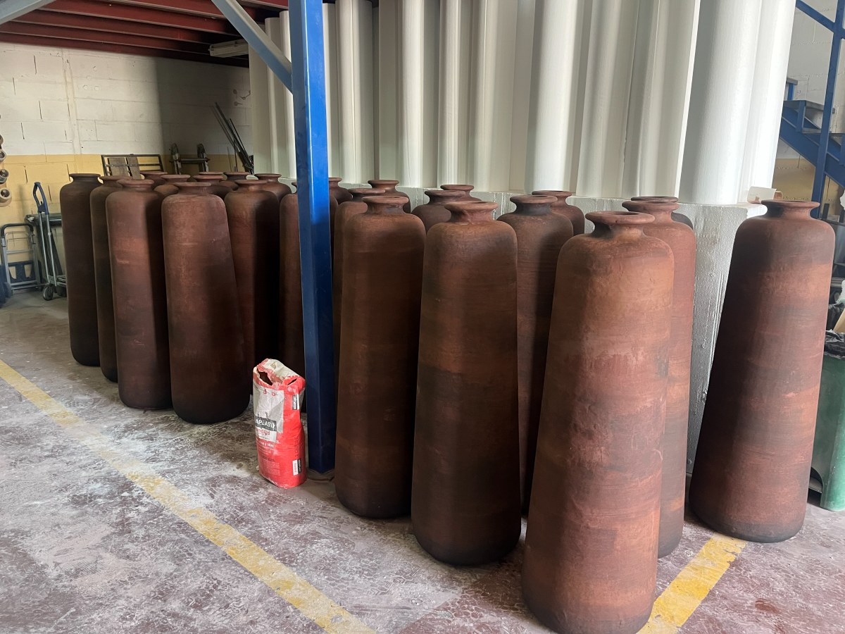 Serie de ánforas de barro ficticias alineadas en el taller
