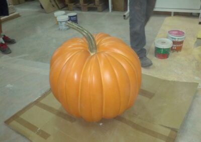 Calabaza naranja ficticia de gran tamaño en el taller