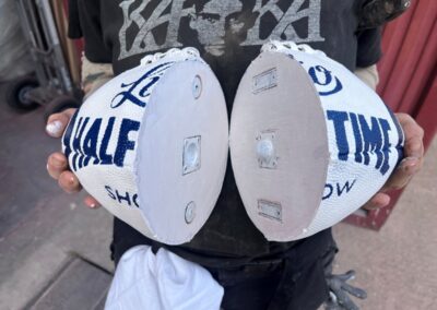 Interior de las dos mitades del balón con el mecanismo de apertura