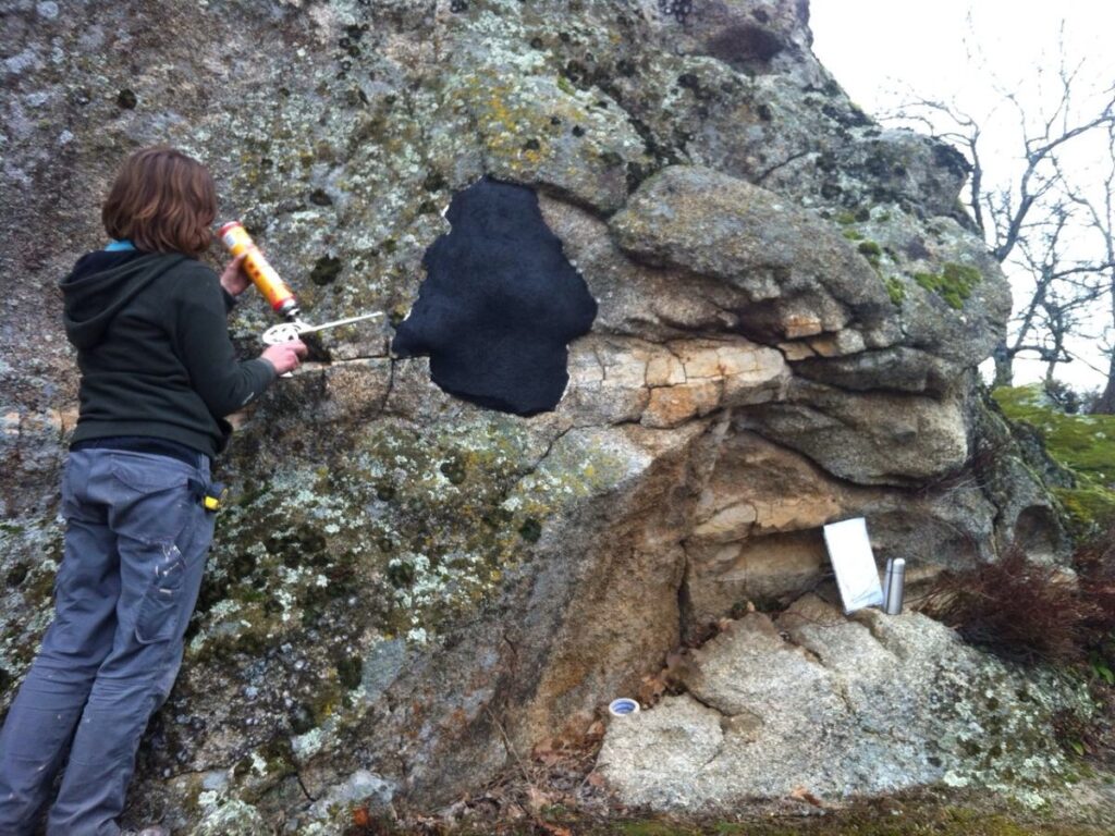Roca ficticia integrada en un roquedo real durante un rodaje en exterior