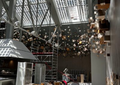 Montaje de los cubos de madera suspendidos en el restaurante