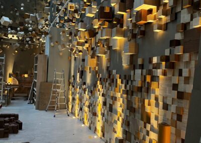 Pared de cubos de madera iluminados en distintos tonos