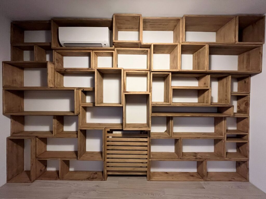 Librería de madera a medida con módulos de distintos tamaños