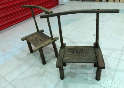 Dos sillas de época de madera oscura envejecida