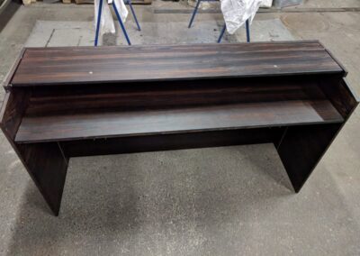 Soporte de teclado de madera oscura con dos niveles