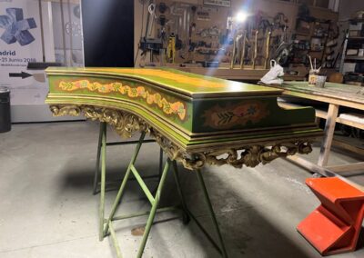 Soporte de teclado verde con decoración floral pintada y talla dorada