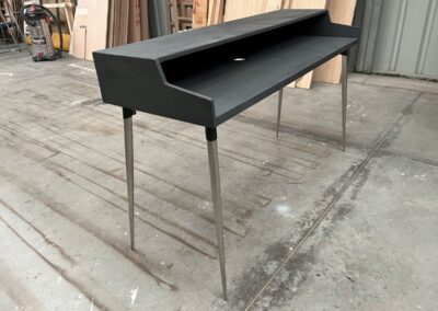 Soporte de teclado negro con patas cónicas, vista lateral