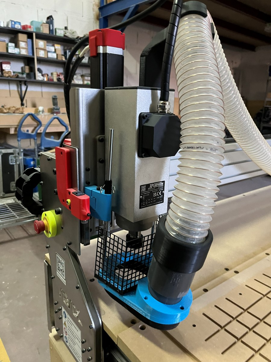 Cabezal de la fresadora CNC del taller con su aspiración