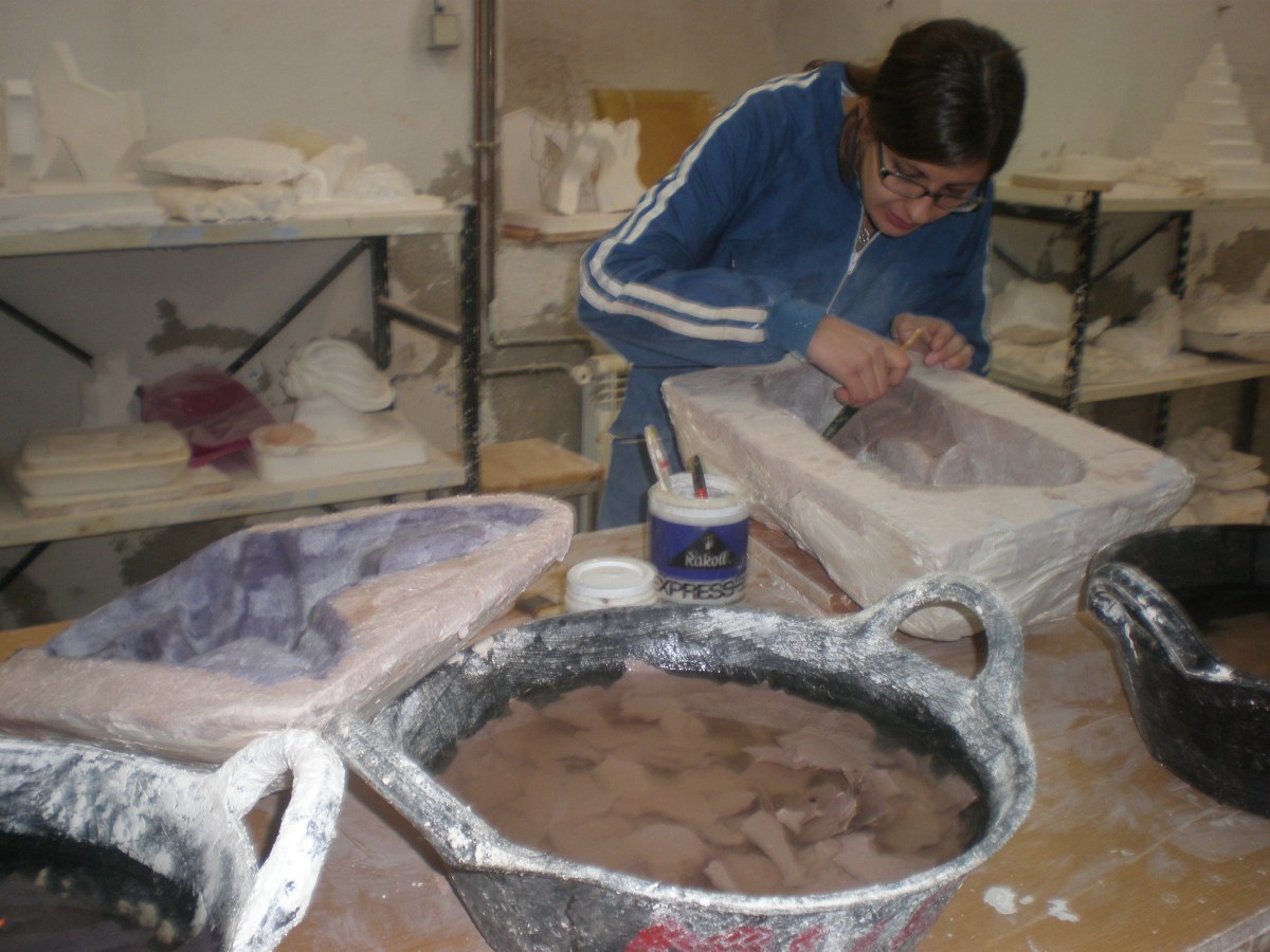 Trabajo con moldes de escayola y silicona en el taller