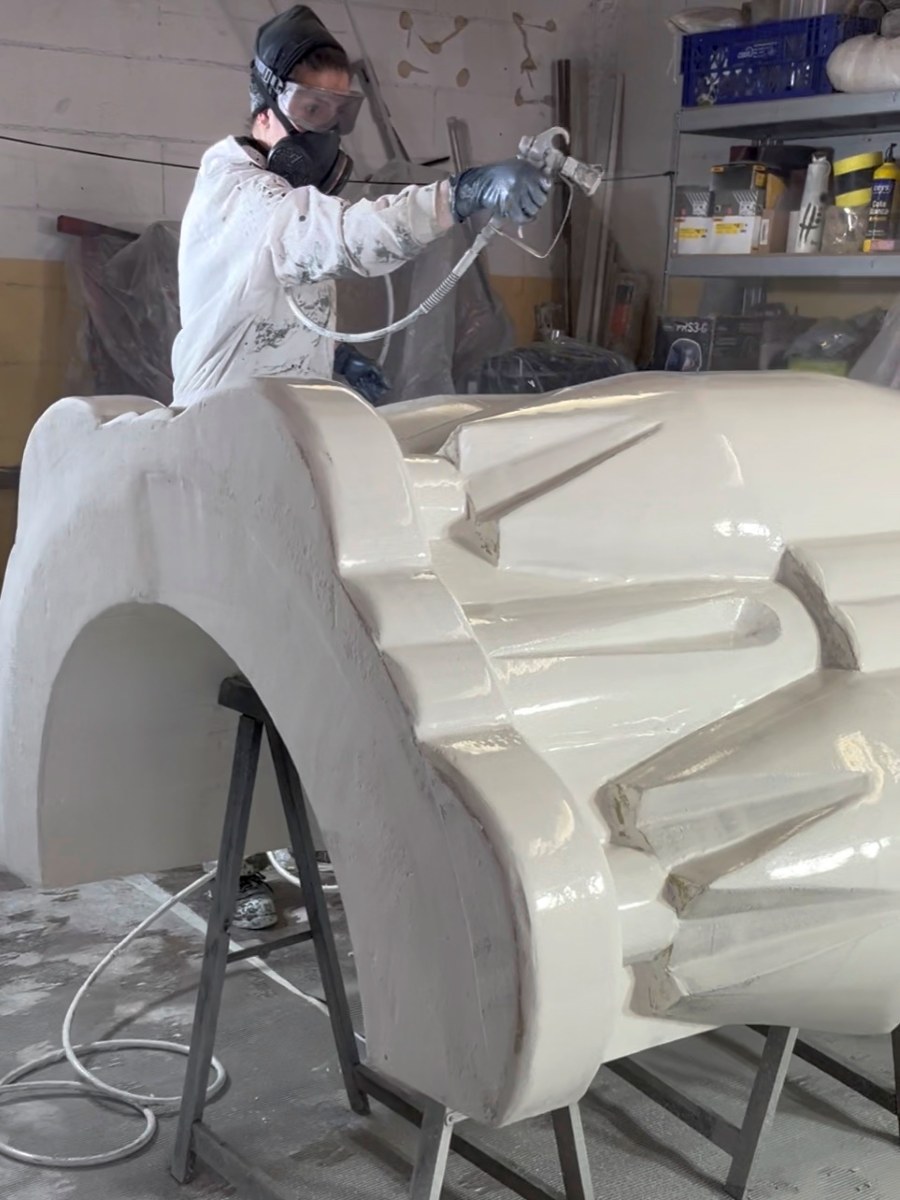 Pintando con aerógrafo una pieza escultórica de gran tamaño en el taller